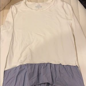 Vineyard vines white sweater w blue ruffle size M